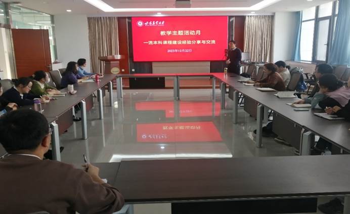 一群人在餐厅里中度可信度描述已自动生成